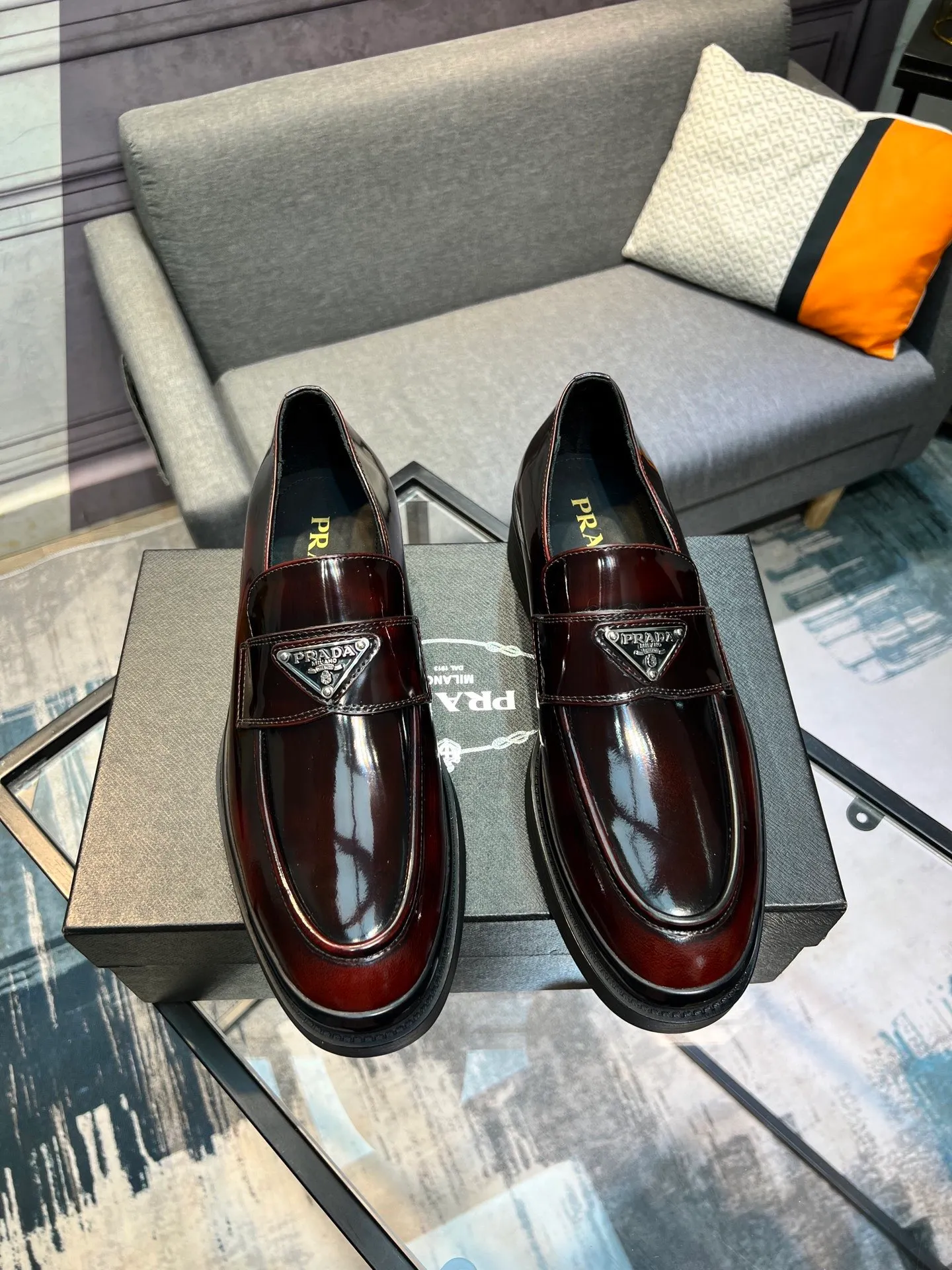 Men's clothing and shoes 💰860 Prada/Prada's new glossy leather loafers are made of open-edge beaded uppers imported from Italy, slip-on loafers style, large piece splicing design, durable and non-deforming, heavy-duty construction, exquisite mark stitching, same material ribbon decoration, blending classic and modern styles, lining with dyed calfskin, standard PRADA logo cowhide feet, original ultra-light matte texture and embossed leather outsole, light and not tired, excellent shock absorption effect, full foot comfort! Size: 39-44 (customized at 38.45)